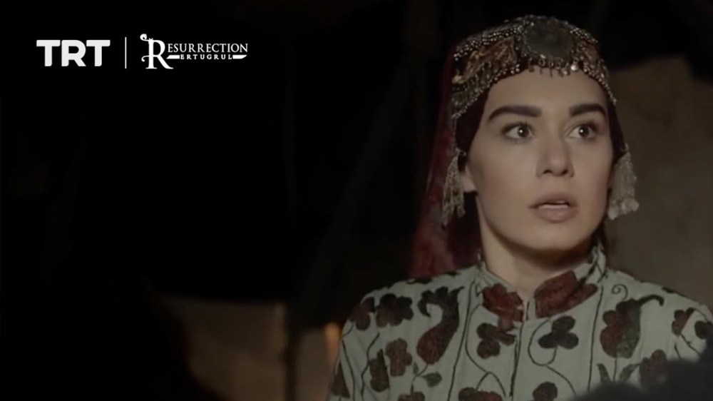 Gokce saves Ertugrul and gets stabbed by Alpargo